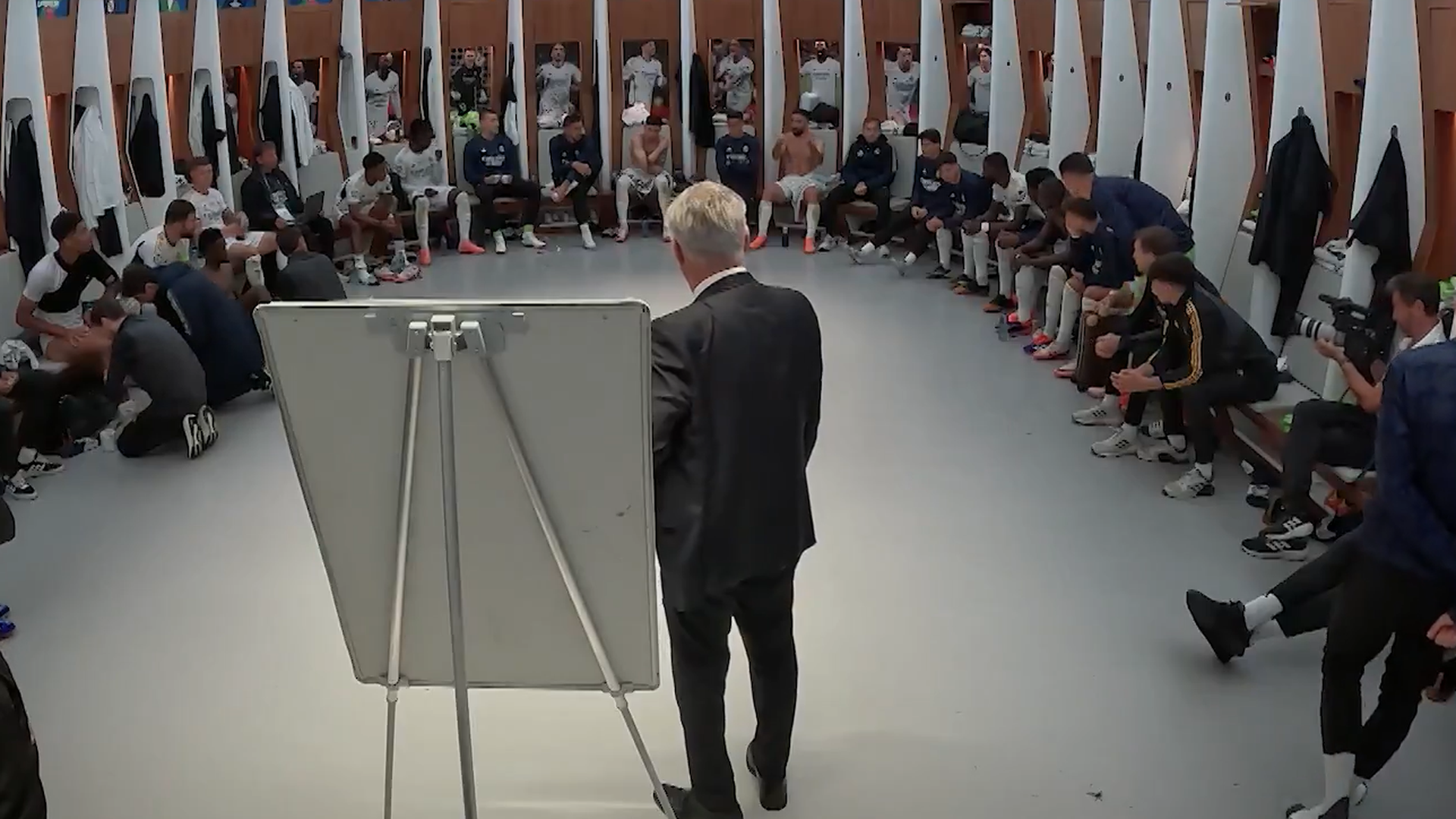 Carlo Ancelotti dando órdenes al descanso de la final de la decimoquinta