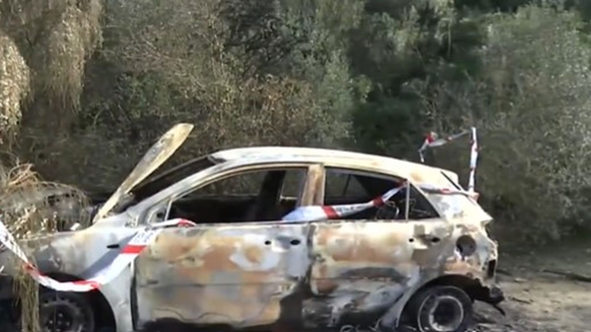Coche calcinado en el Puerto de Santa María