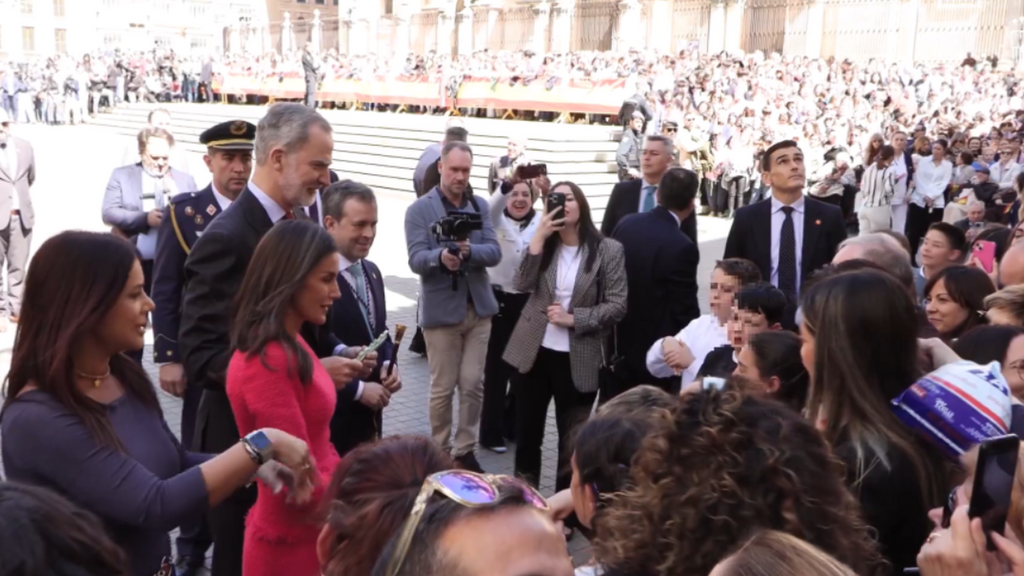 El detalle de los reyes tras ser recibido en Jaén por unos alumnos: la bienvenida en la lengua de signos que terminó en abrazos y sonrisas