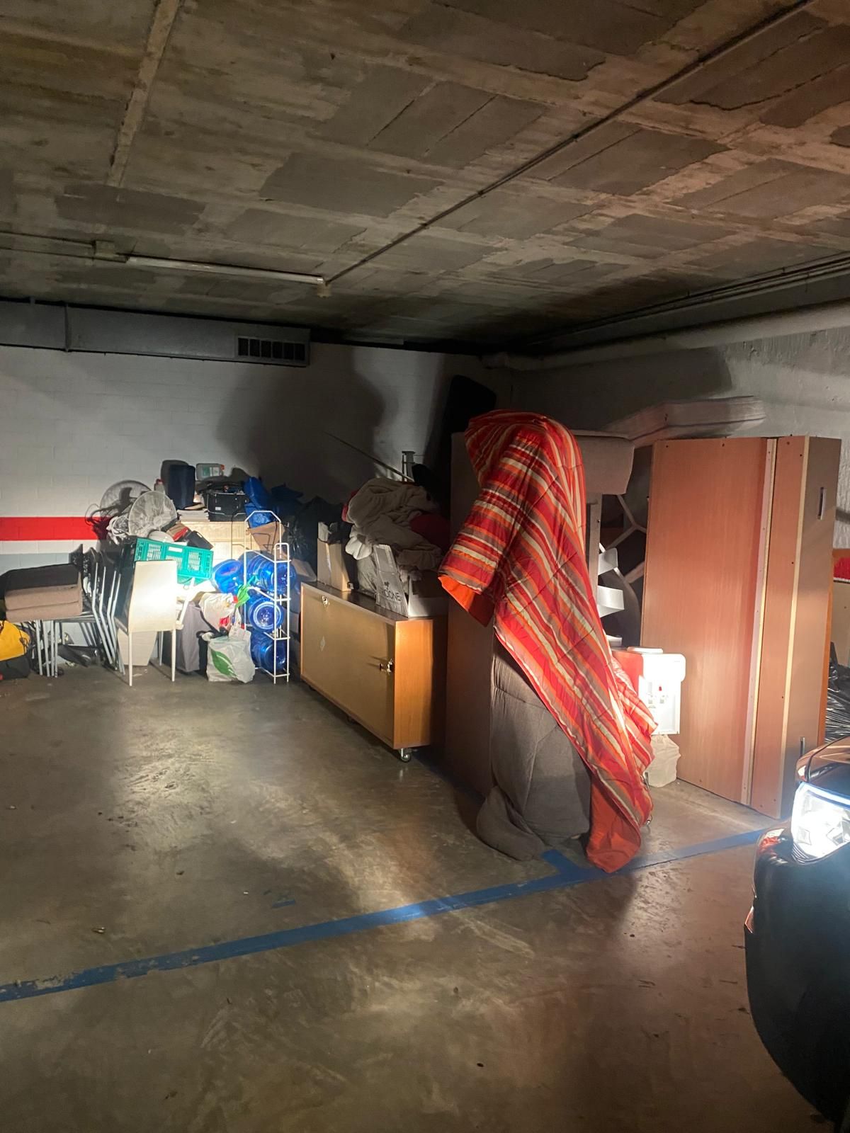 En dos plazas de aparcamiento ha malvivido la pareja de Sabadell