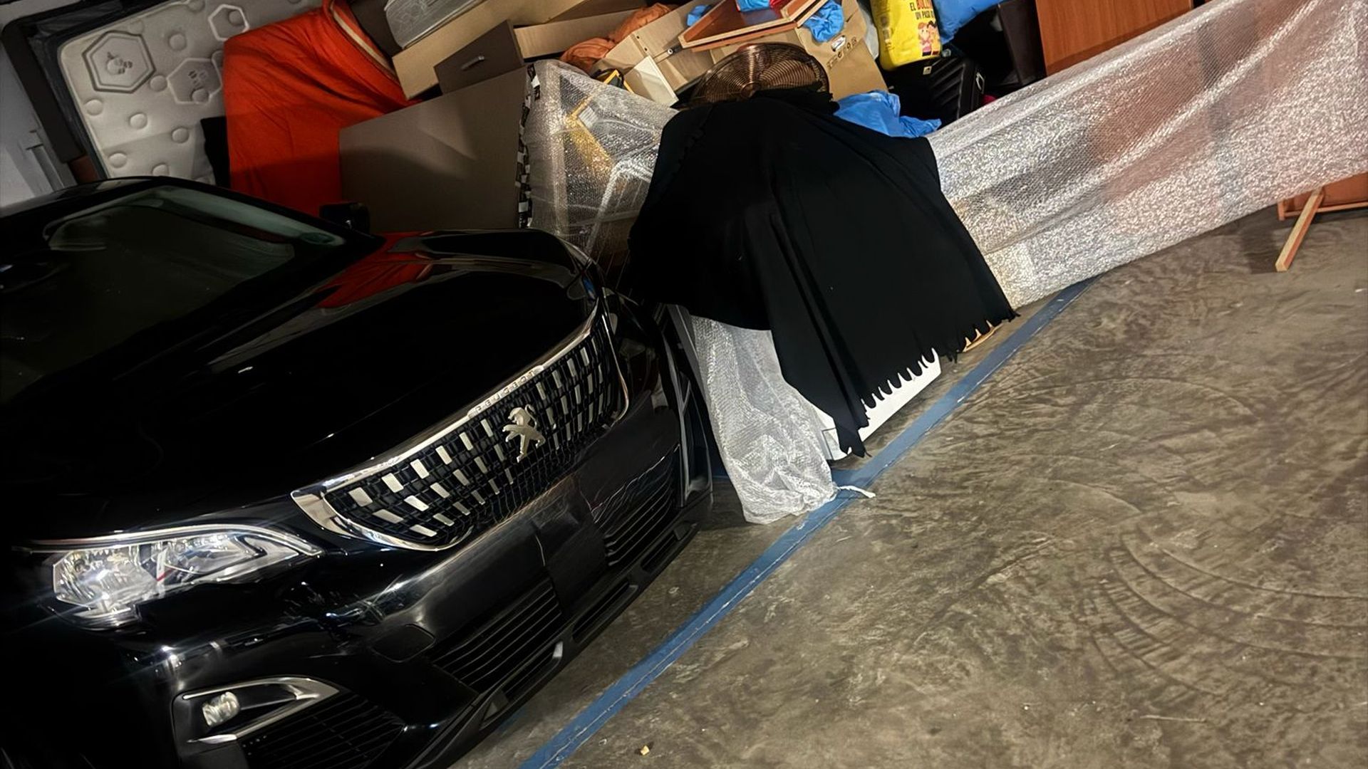 En un parking subterráneo han pasado 92 días junto a sus pertenencias amontonadas