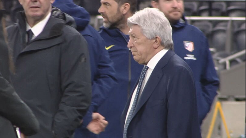 Enrique Cerezo, muy pendiente de un entrenamiento con muy buen rollo en el Atlético antes de medirse al Tottenham