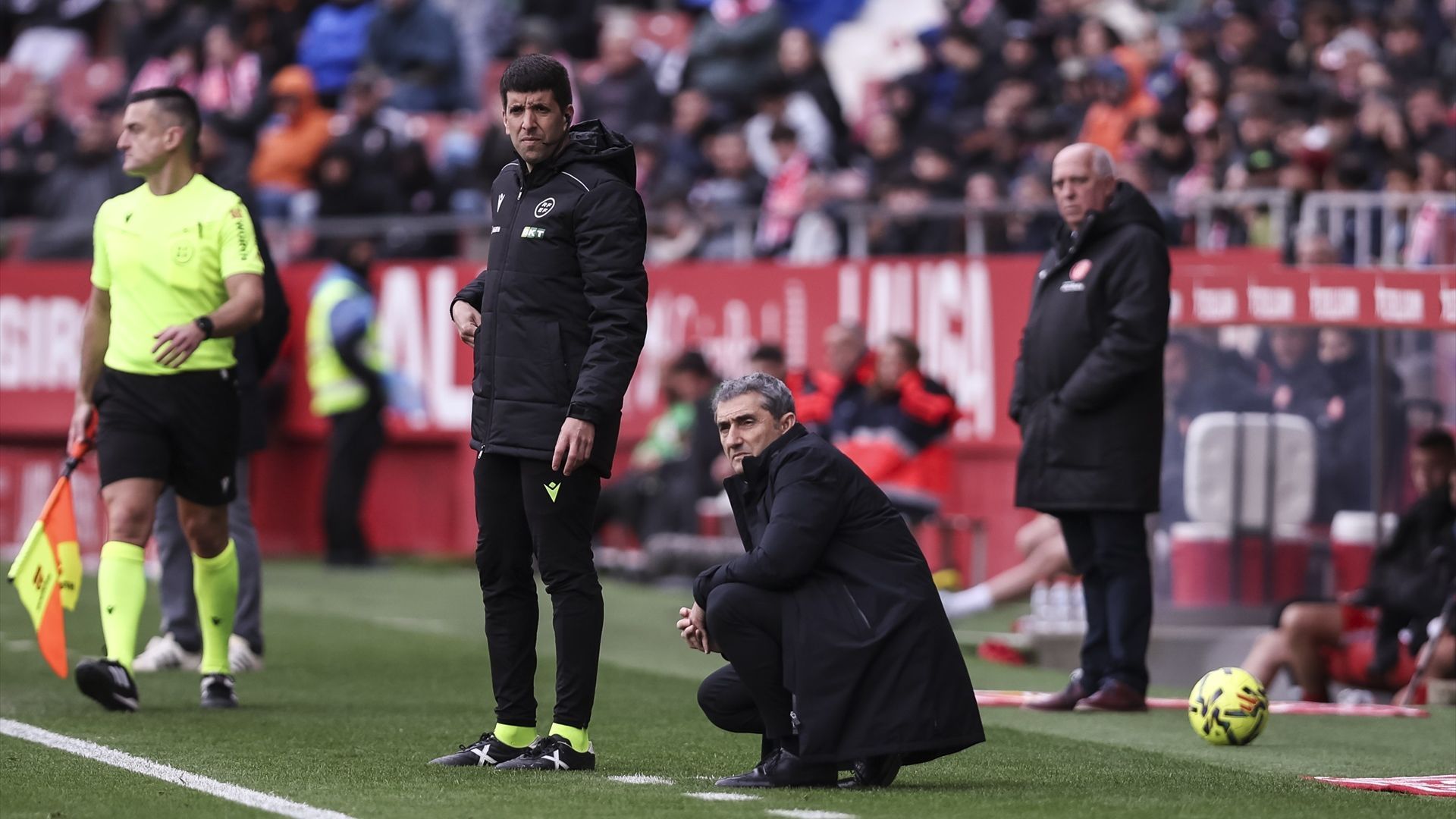 Ernesto Valverde sigue el partido de LALIGA en la banda de Montilivi