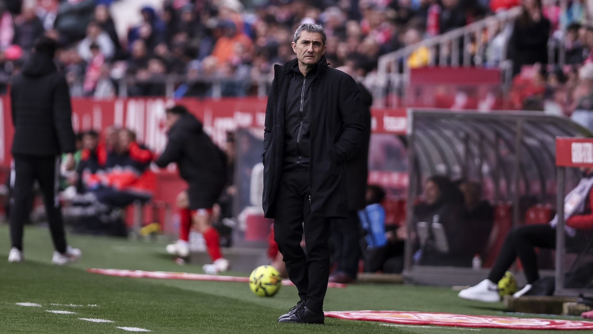 Ernesto Valverde sigue el partido de LALIGA en la banda de Montilivi