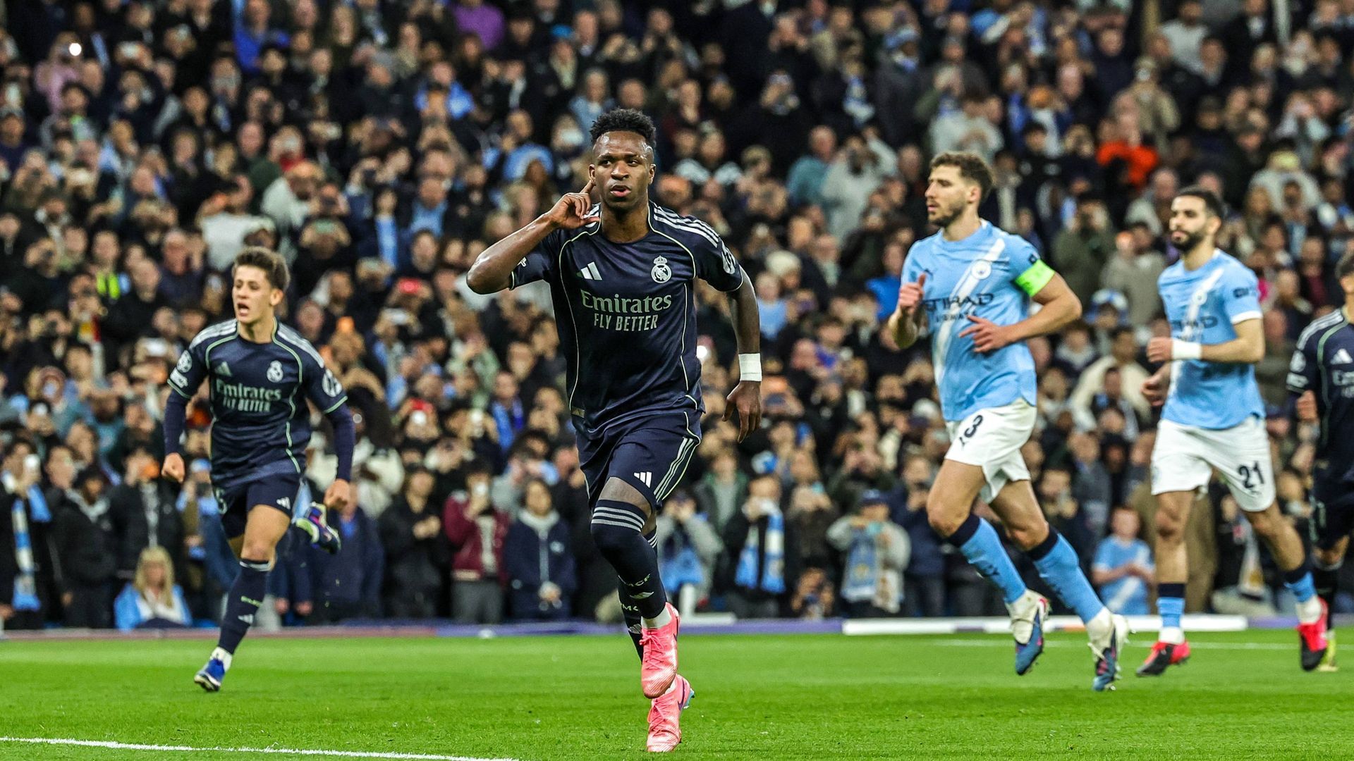 Gestos de Vinicius a la grada del Manchester City