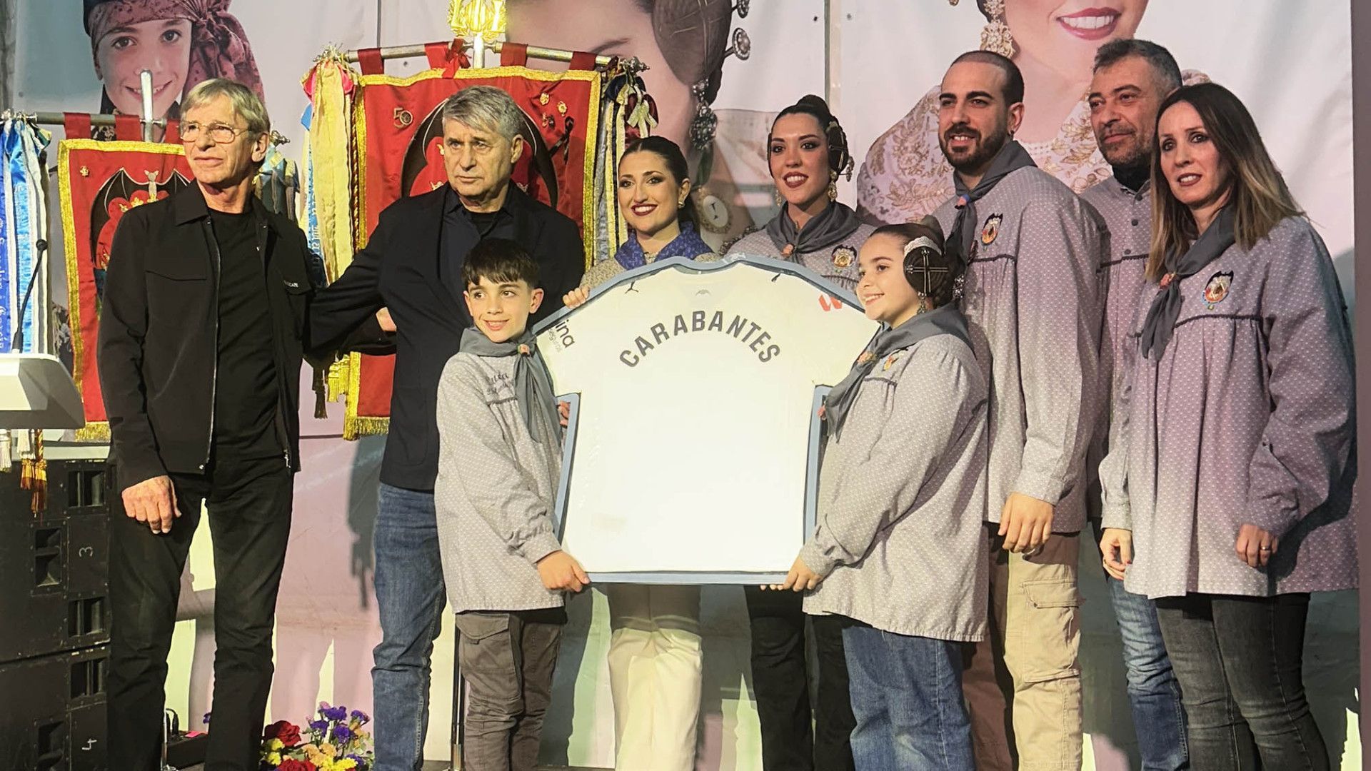 Homenaje a la mascota en su Falla