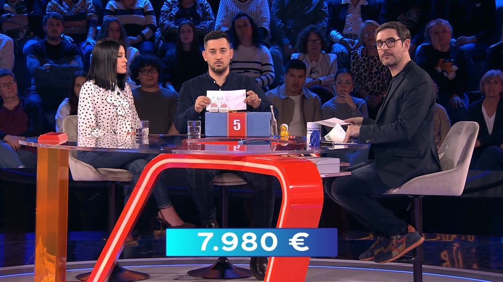 Javi, de Lleida, juega sus cajas según la mano inocente de su hija de un año y medio