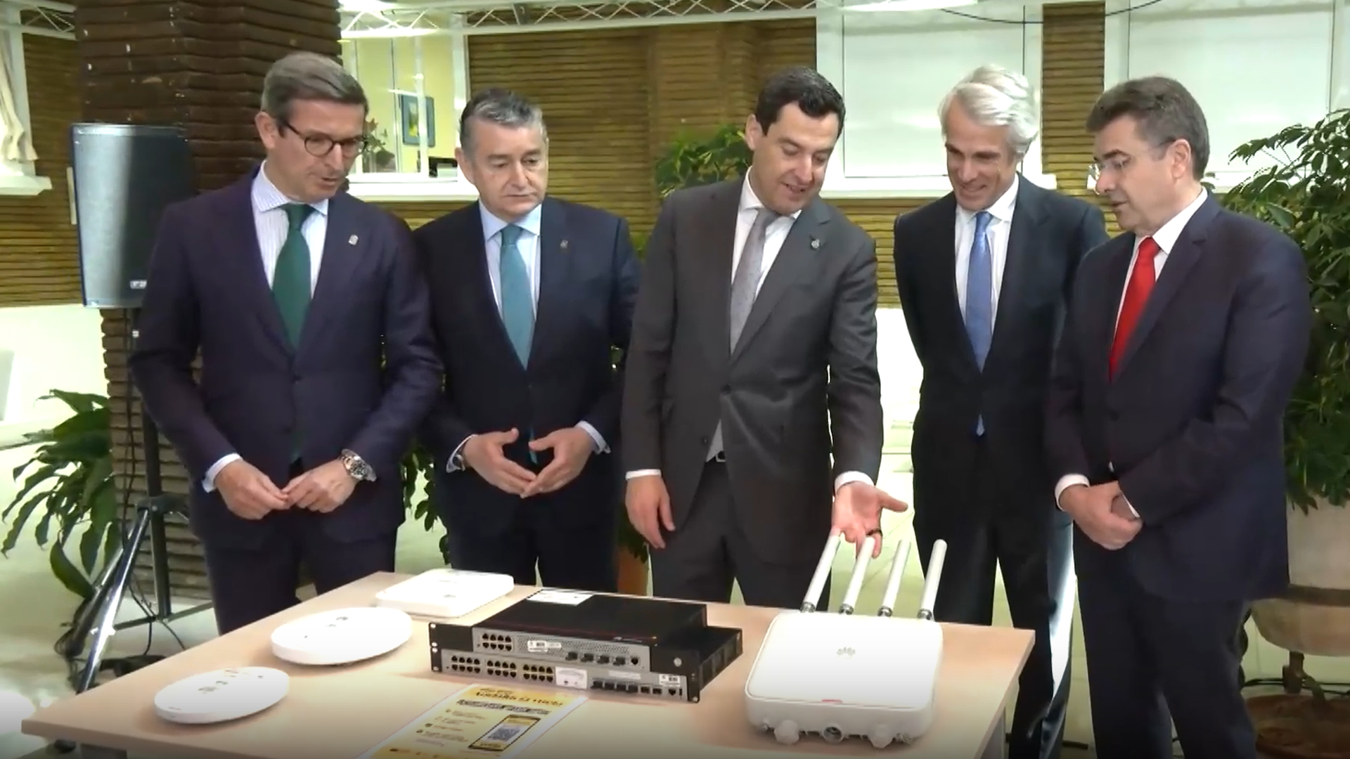 Juanma Moreno en el estreno de la "mayor red europea de wifi" gratuita en hospitales andaluces