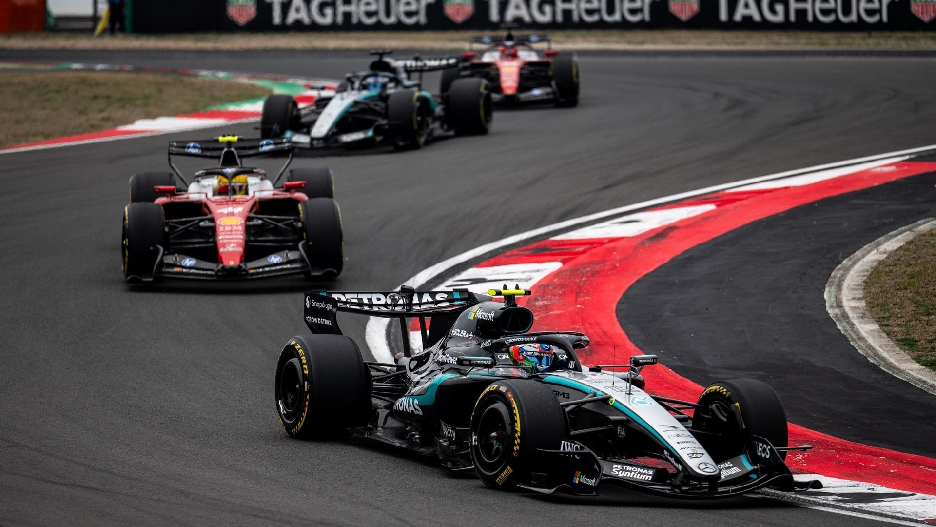 Kimi Antonelli, Lewis Hamilton, George Russell y Charles Leclerc durante el Gran Premio de China esta temporada