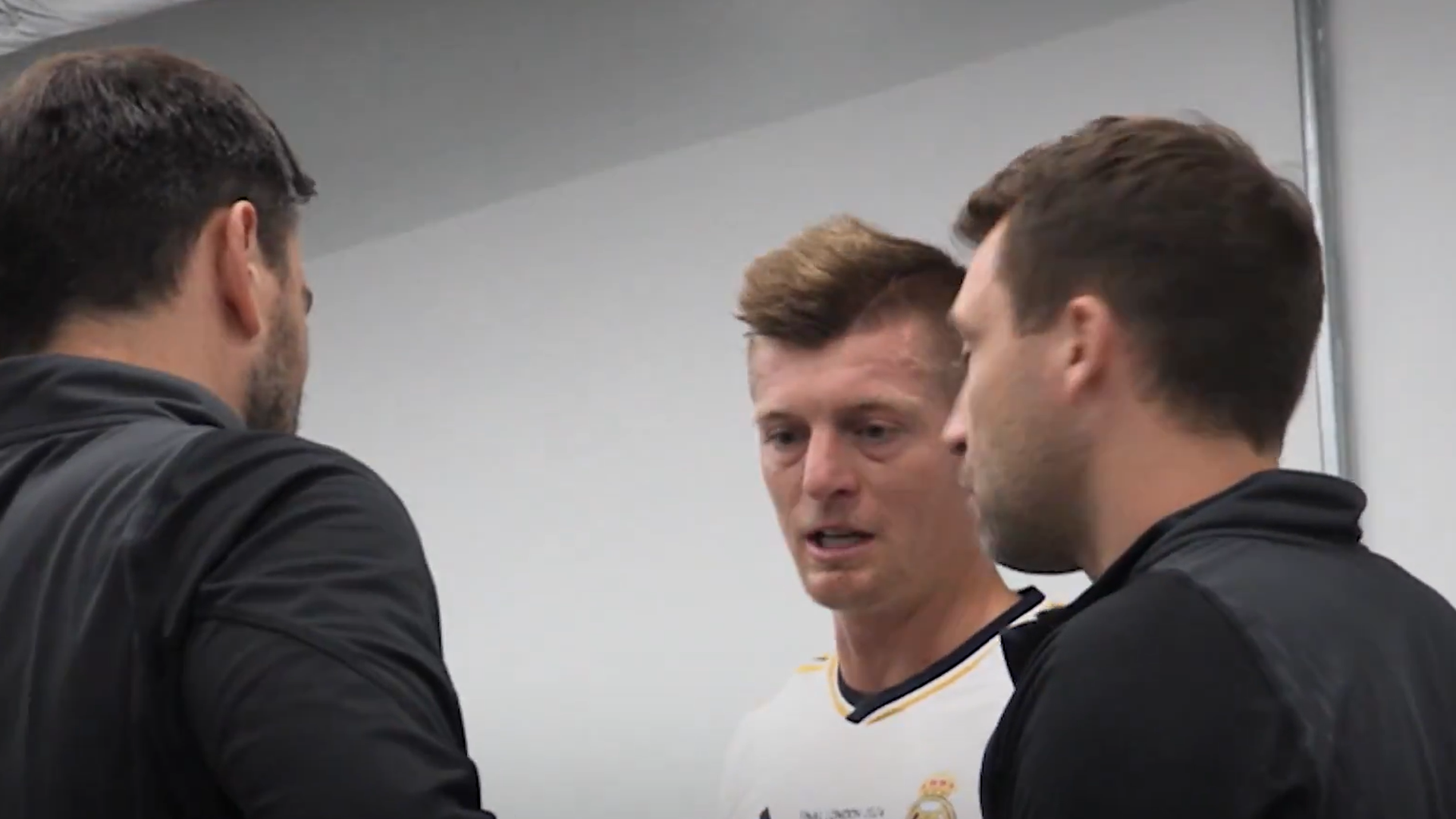 Kroos pidiendo ayuda en la banda izquierda en la final de la decimoquinta