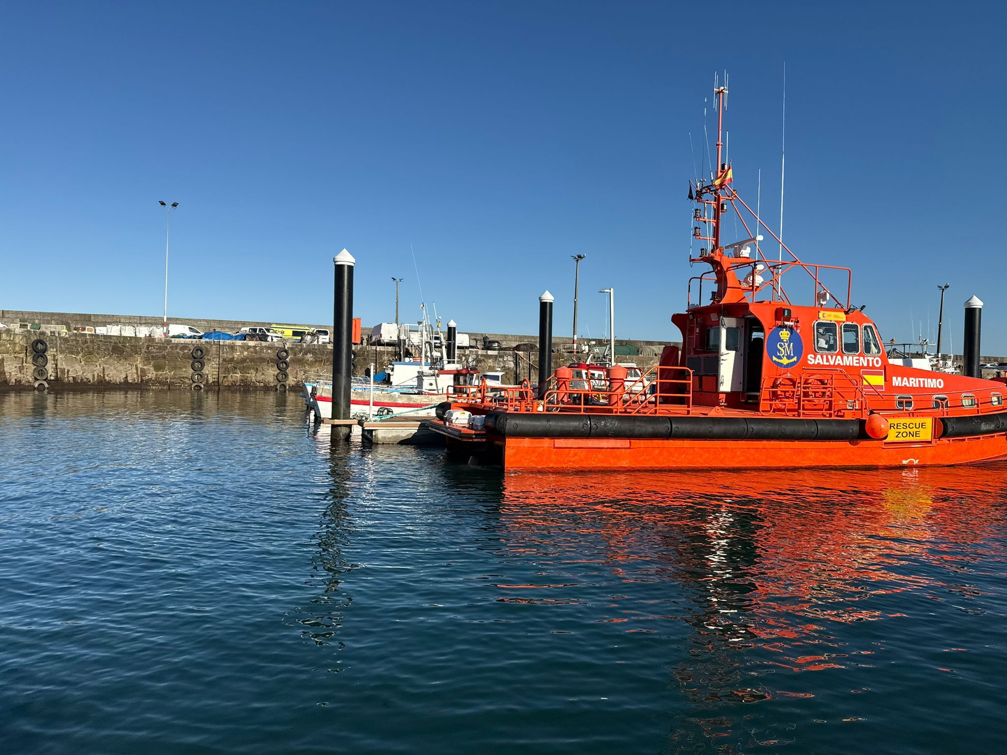 La embarcación Salvamar Regulus trasladó a los marineros hasta el puerto de Porto do Son