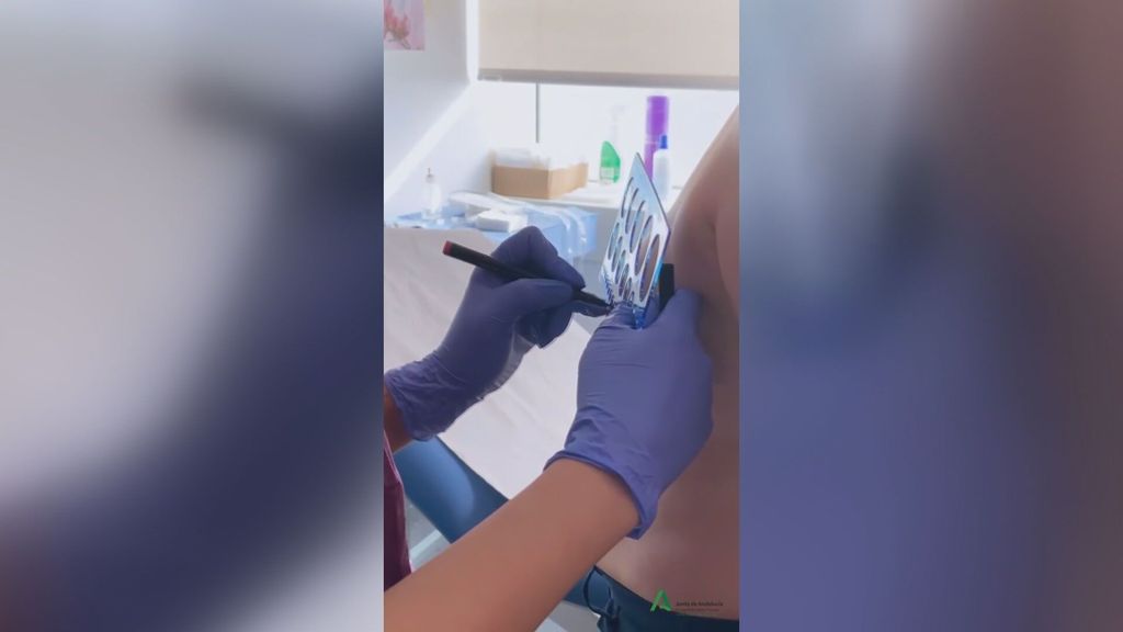 La micropigmentación de pezón a pacientes de mastectomía en un hospital de Almería