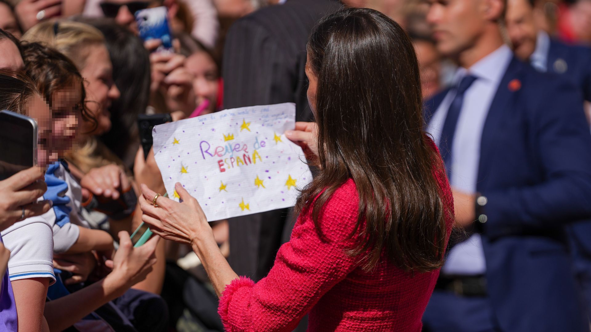 La reina Letizia con algunos de los vecinos de Jaén en su bienvenida
