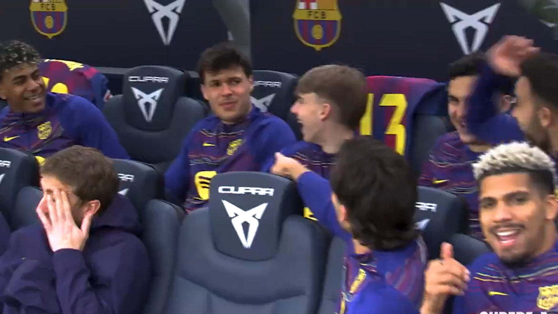 Lamine Yamal, entre risas y bromas con su compañeros