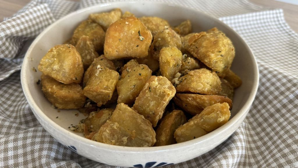 Las patatas rústicas con ajo y romero al estilo Saúl Craviotto: el paso a paso de su receta
