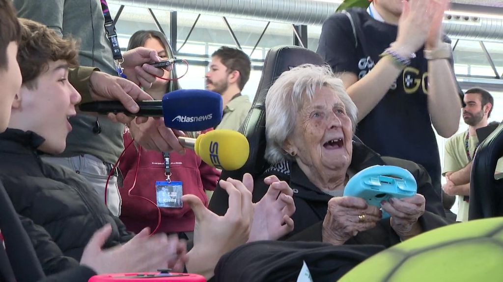 Los beneficios de los videojuegos contra el deterioro cognitivo y la soledad en los mayores: "Nunca lo había hecho, es muy divertido"