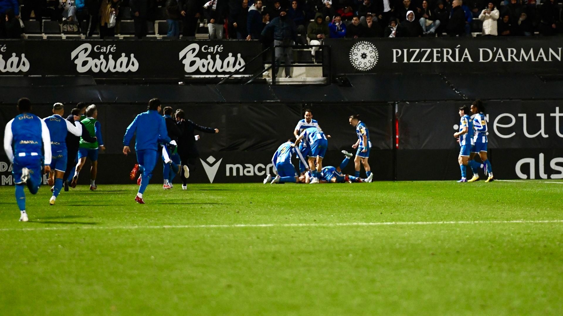 Los jugadores del Dépor celebran el gol de Altimira en Ceuta.