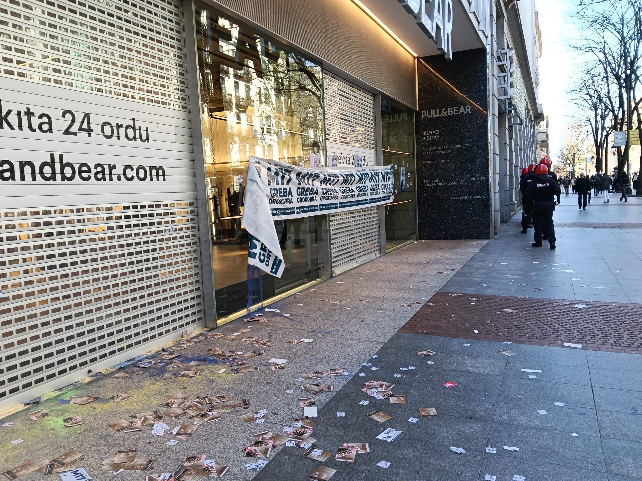 Los piquetes han presionado hasta cerrar algunos comercios en Bilbao