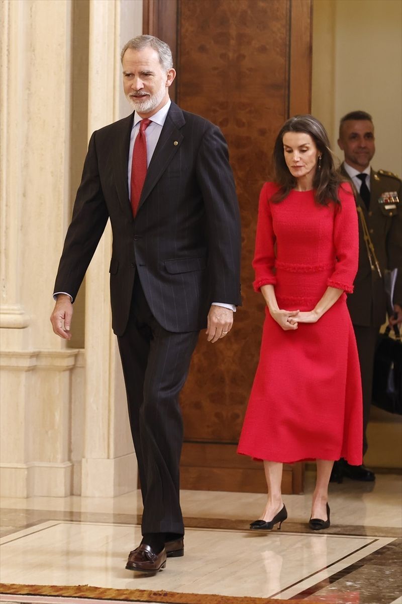Los reyes Felipe y Letizia, con un semblante más serio tras haber entrado en la estancia de Zarzuela en la que han tenido una audiencia