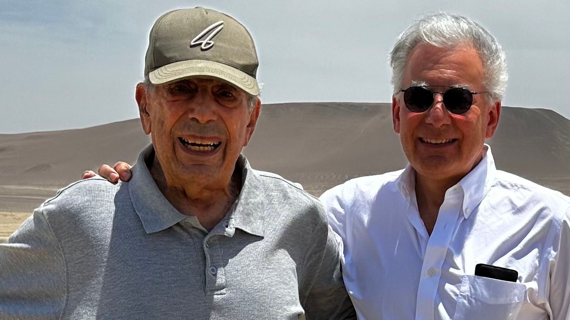 Mario Vargas Llosa y su hijo Álvaro, en una foto de archivo