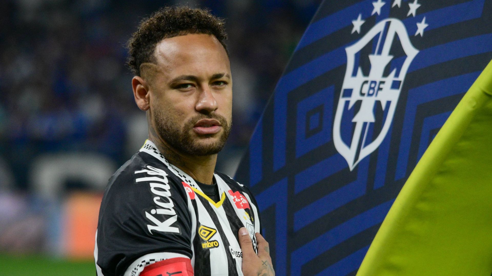 Neymar Junior antes de un partido del Santos la temporada pasada