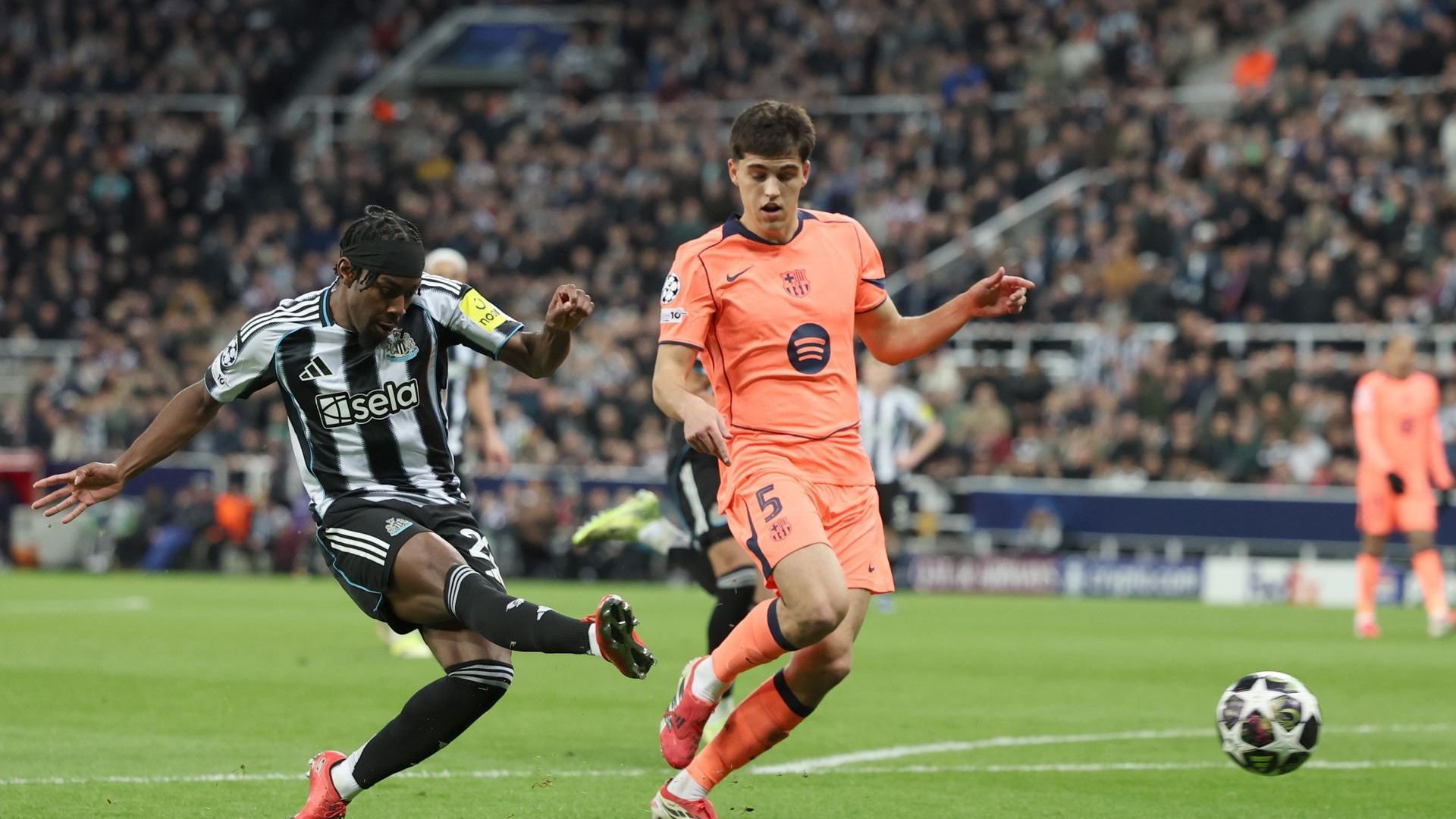 Pau Cubarsí ante el Newcastle