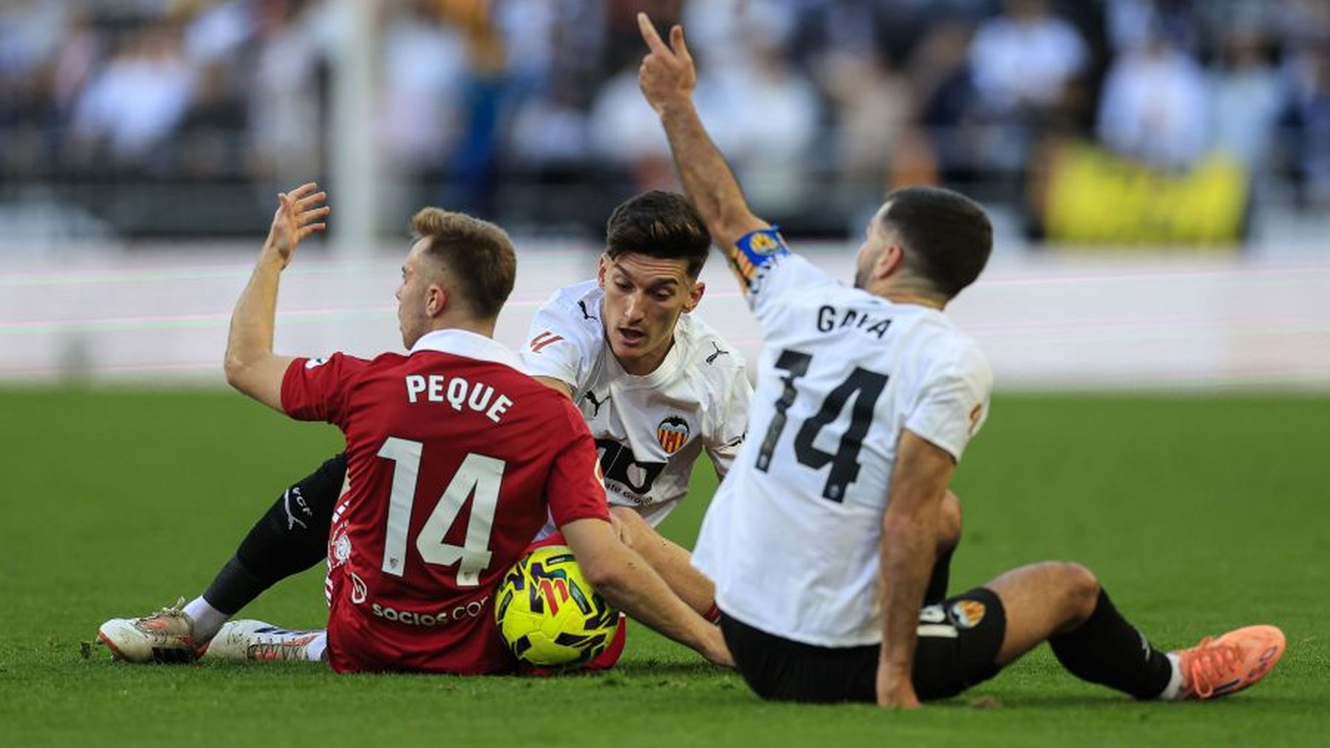 Peque y Gayà reclaman una acción en Mestalla