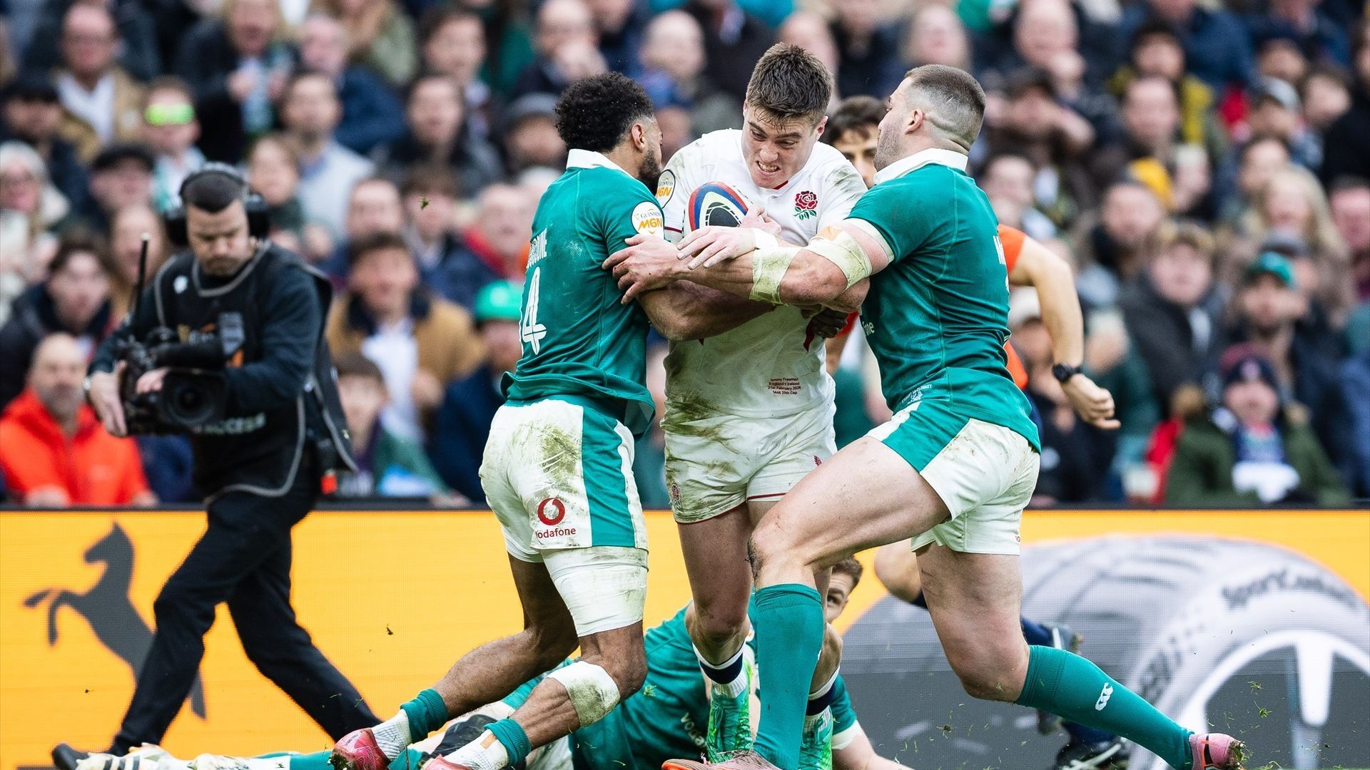 Placaje irlandés al inglés Tommy Freeman en el Seis Naciones de Rugby 2026