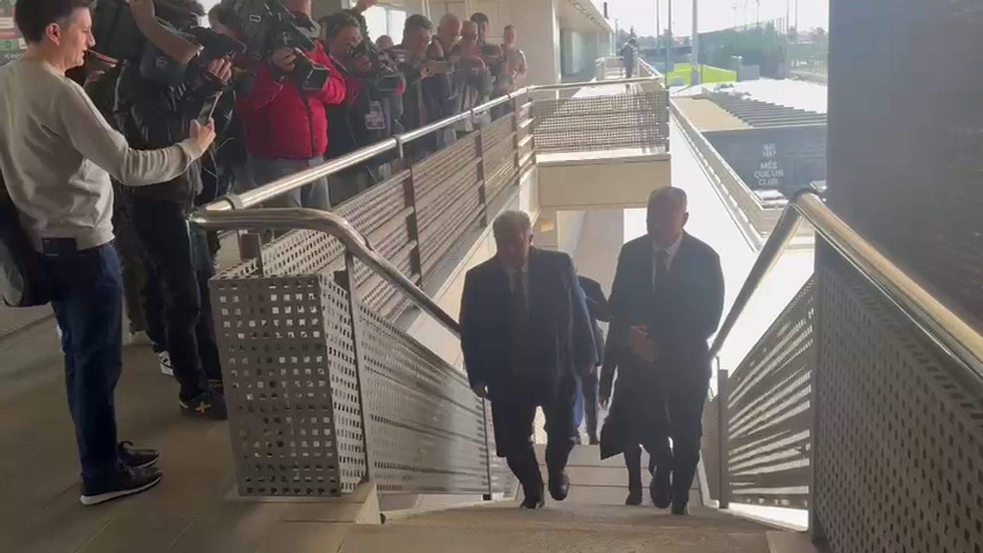 Rafa Yuste y Joan Laporta llegando al entrenamiento