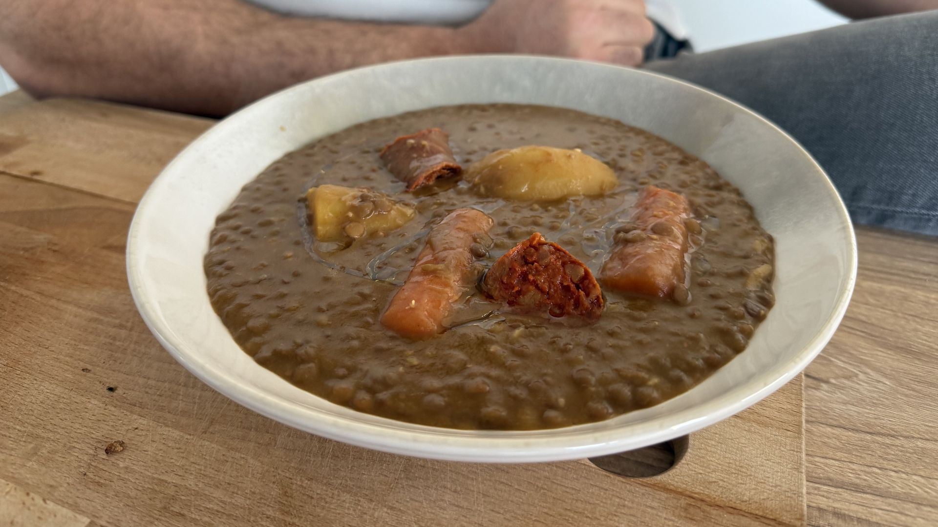 Saúl Craviotto nos enseña a hacer sus lentejas con chorizo llenas de sabor