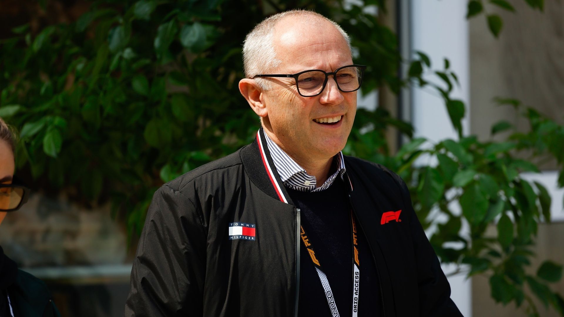 Stefano Domenicali, CEO de la Fórmula 1, entrando al paddock antes de un Gran Premio esta temporada