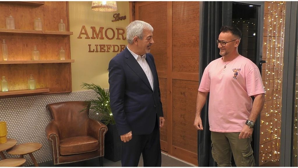 Un soltero descoloca a Carlos Sobera con unos falsos implantes en el pecho y su cita lo compara con Montoya