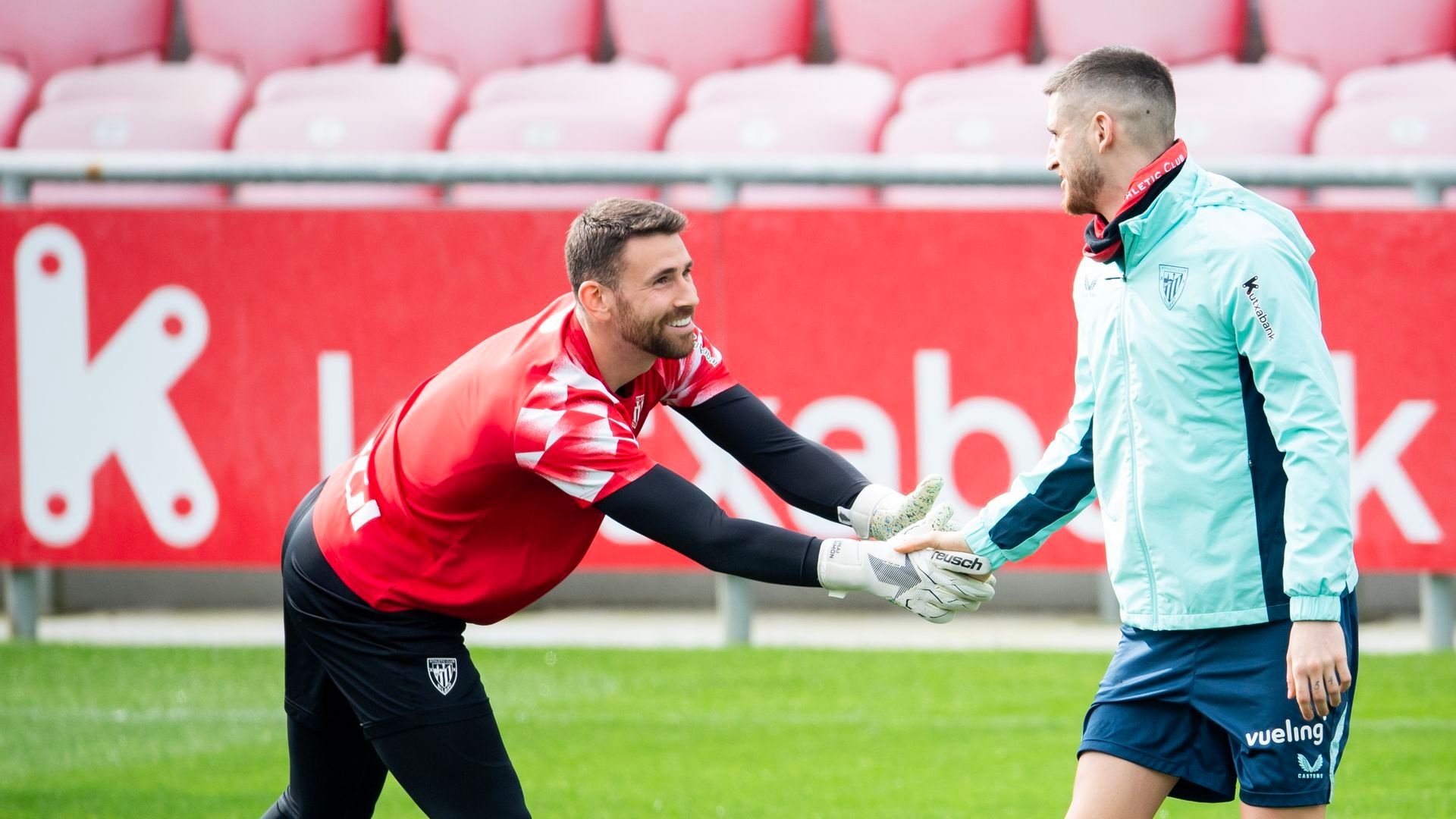 Unai Simón saluda a Oihan Sancet en un entrenamiento en Lezama