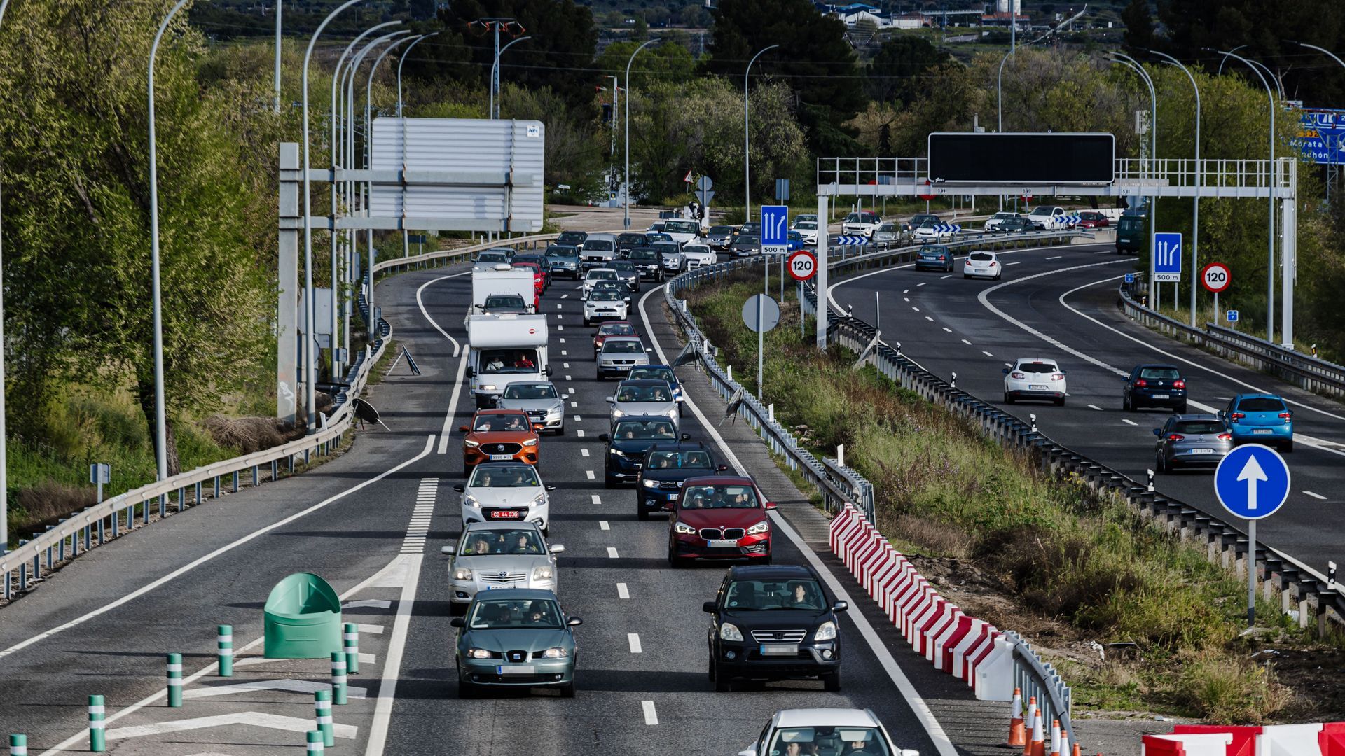Varios usuarios denuncian largas colas en las estaciones de recarga de vehículos eléctricos a la vuelta de sus vacaciones Varios usuarios denuncian largas colas en las estaciones de recarga de vehículos eléctricos a la vuelta de sus vacaciones