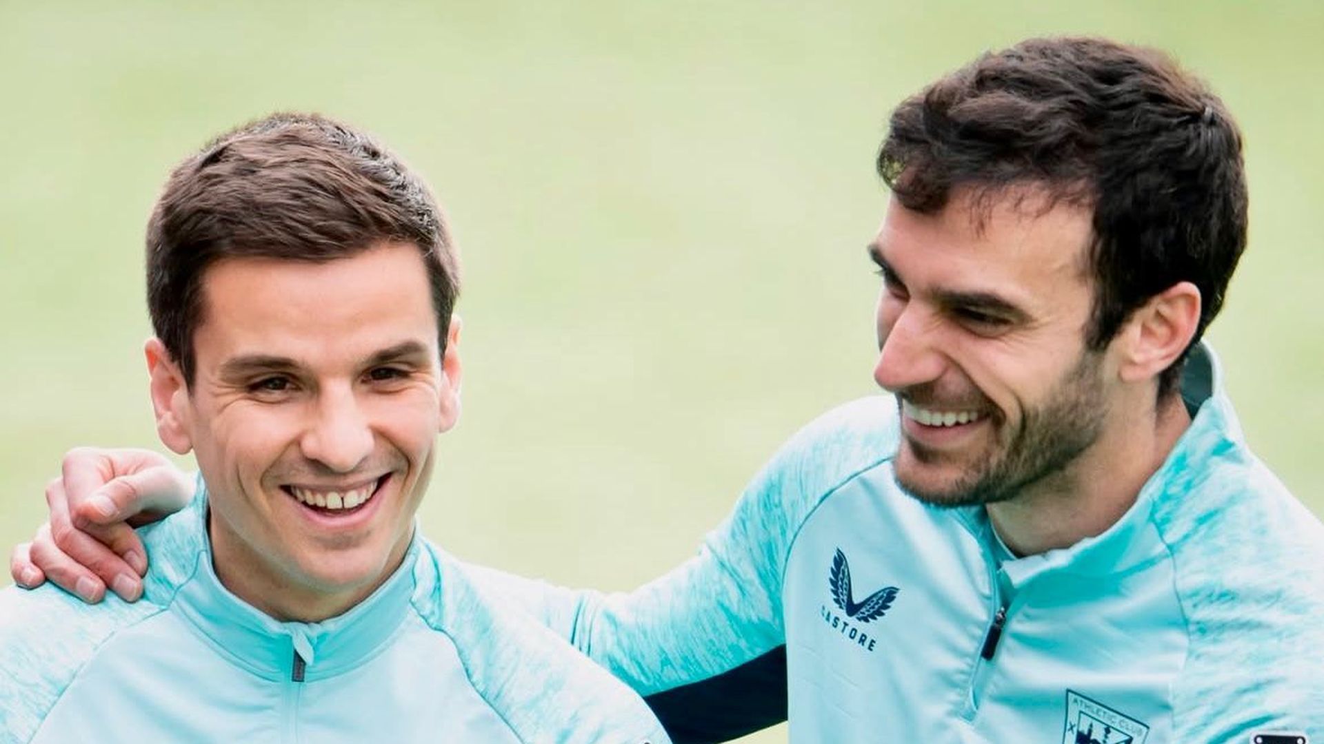 Abrazo de Ruiz de Galarreta e Iñigo Lekue en un entrenamiento en Lezama