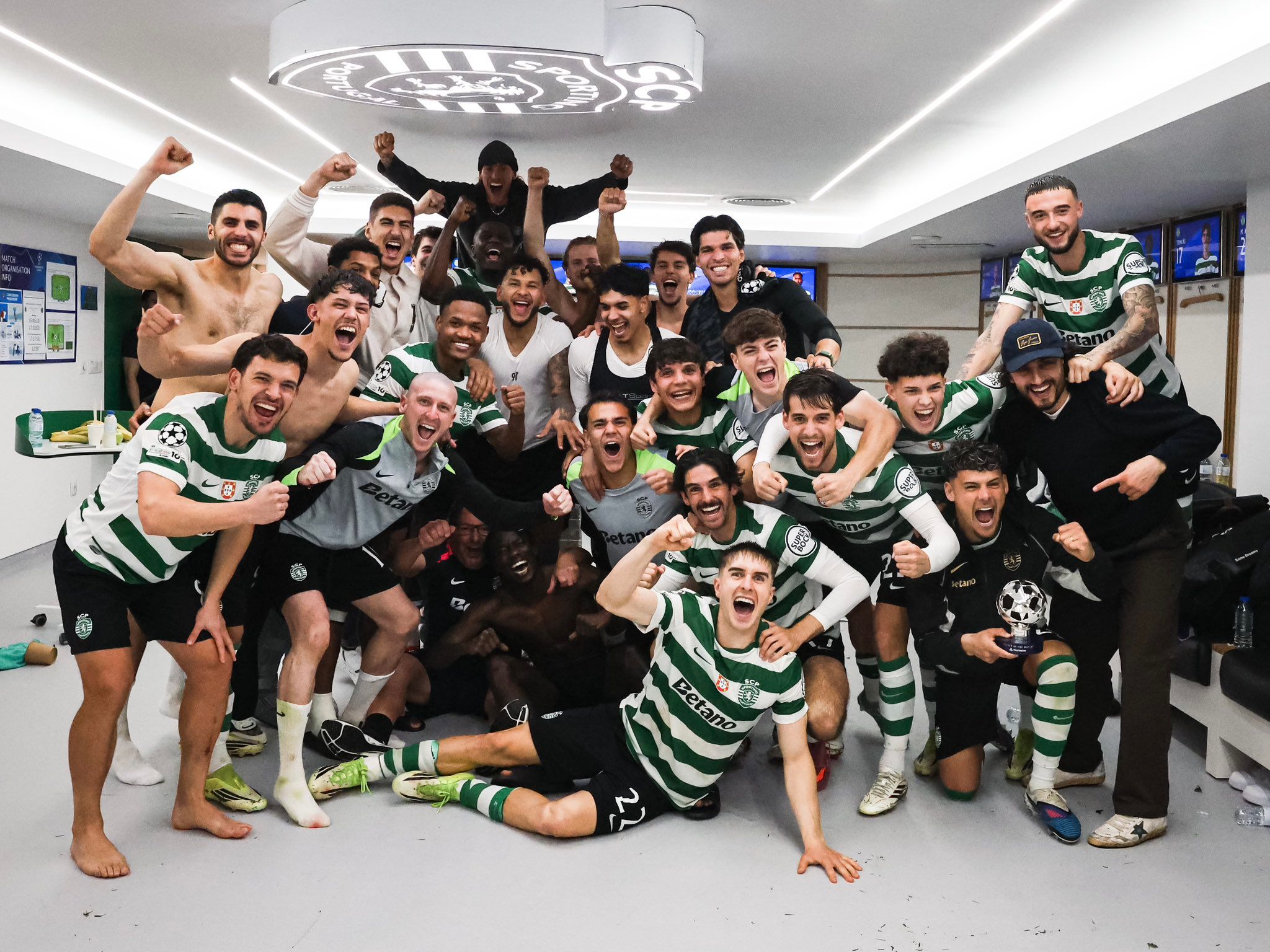 Celebración del Sporting tras remontar al Bodo.