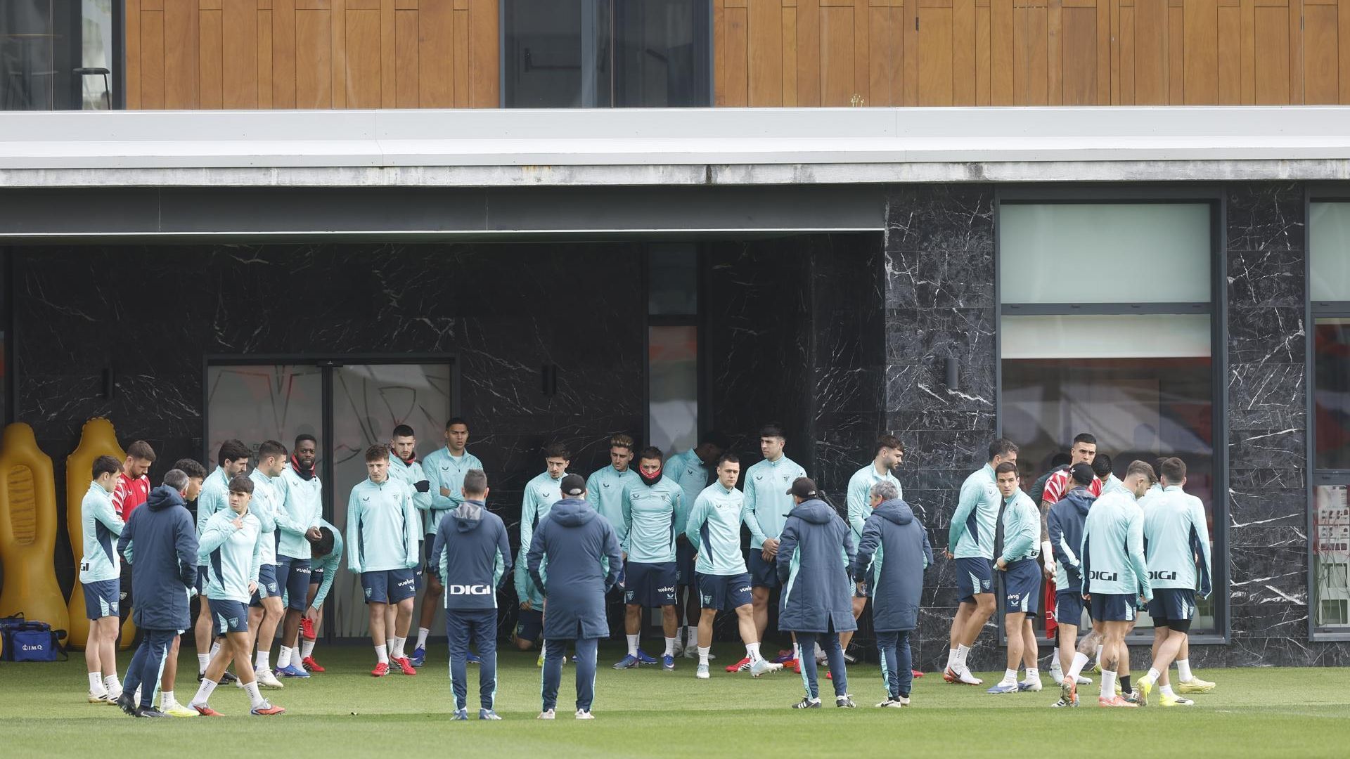 Charla de Ernesto Valverde al equipo en un entrenamiento en Lezama