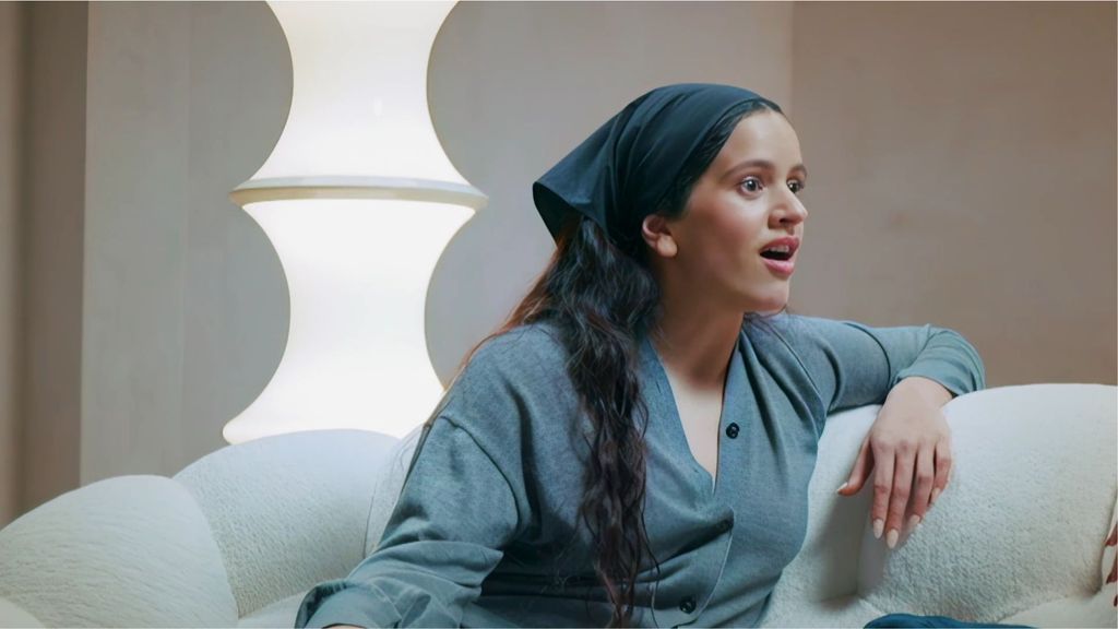 Rosalía se sorprende mucho al enterarse de una anécdota de la madre de Ana Milán con un cura: "¡Anda! Qué tía, me encanta"