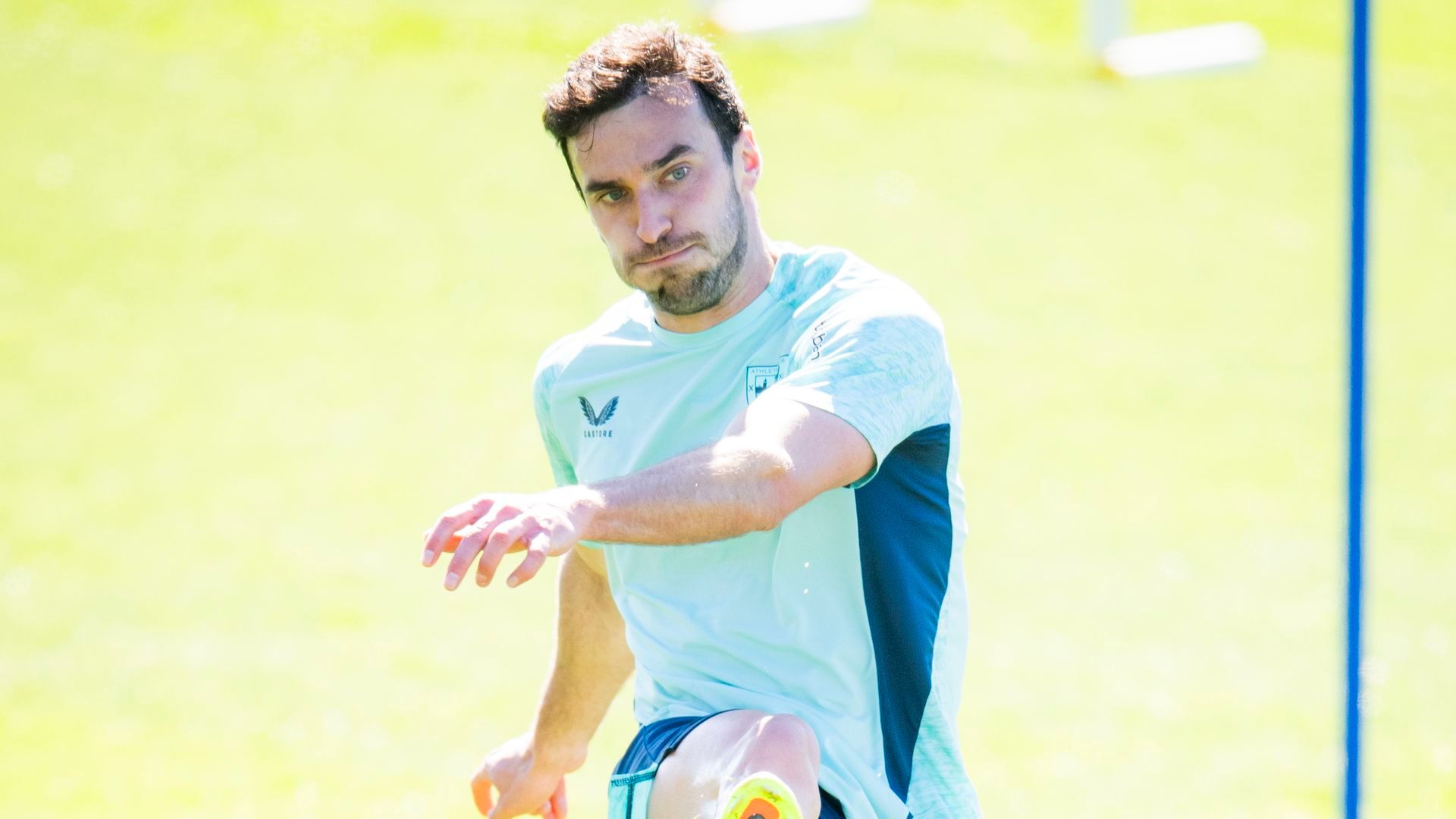 El deustuarra Iñigo Lekue se ejercita en un entrenamiento en Lezama