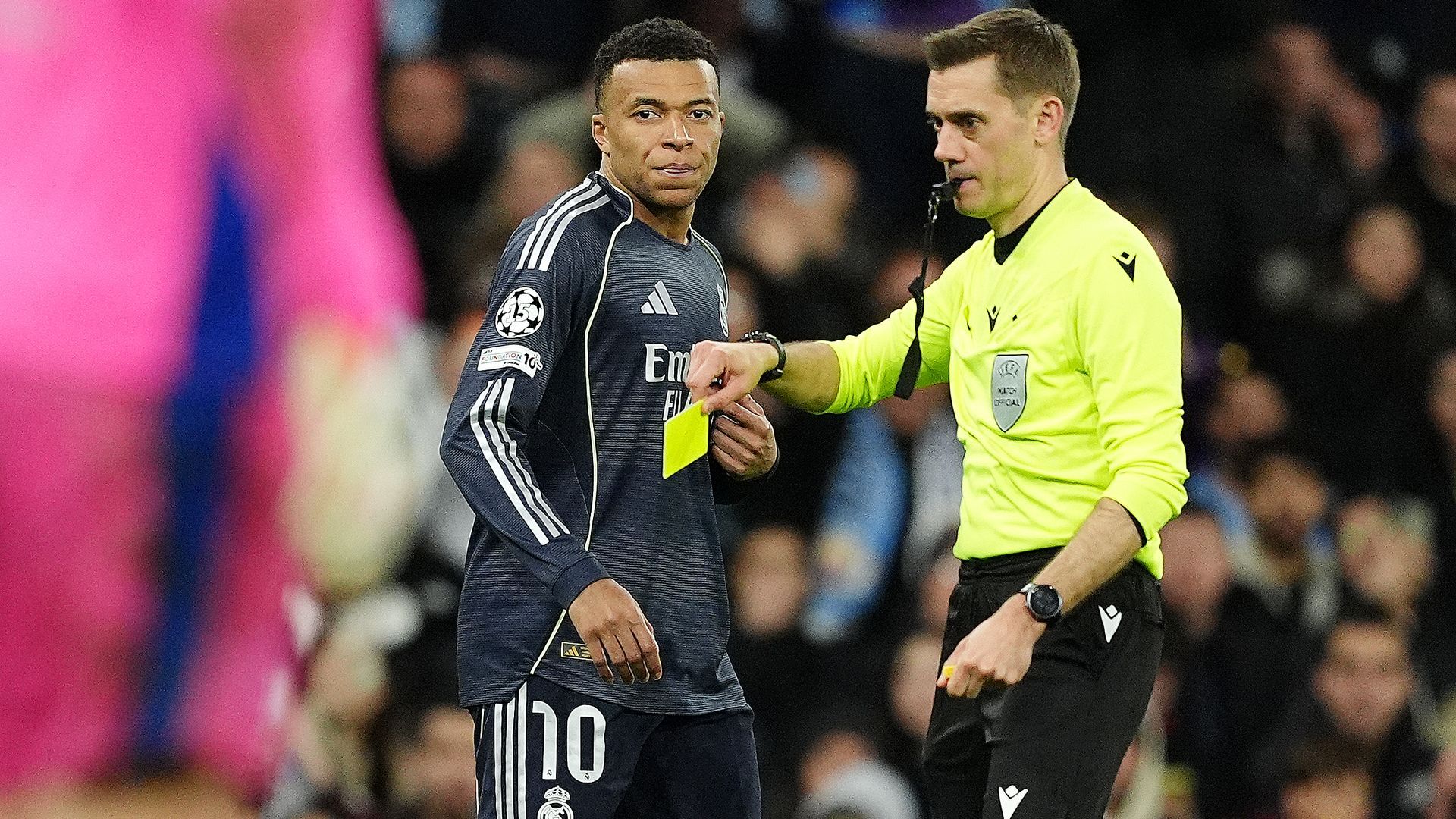 El momento en el que Mbappé recibió la amarilla contra el City