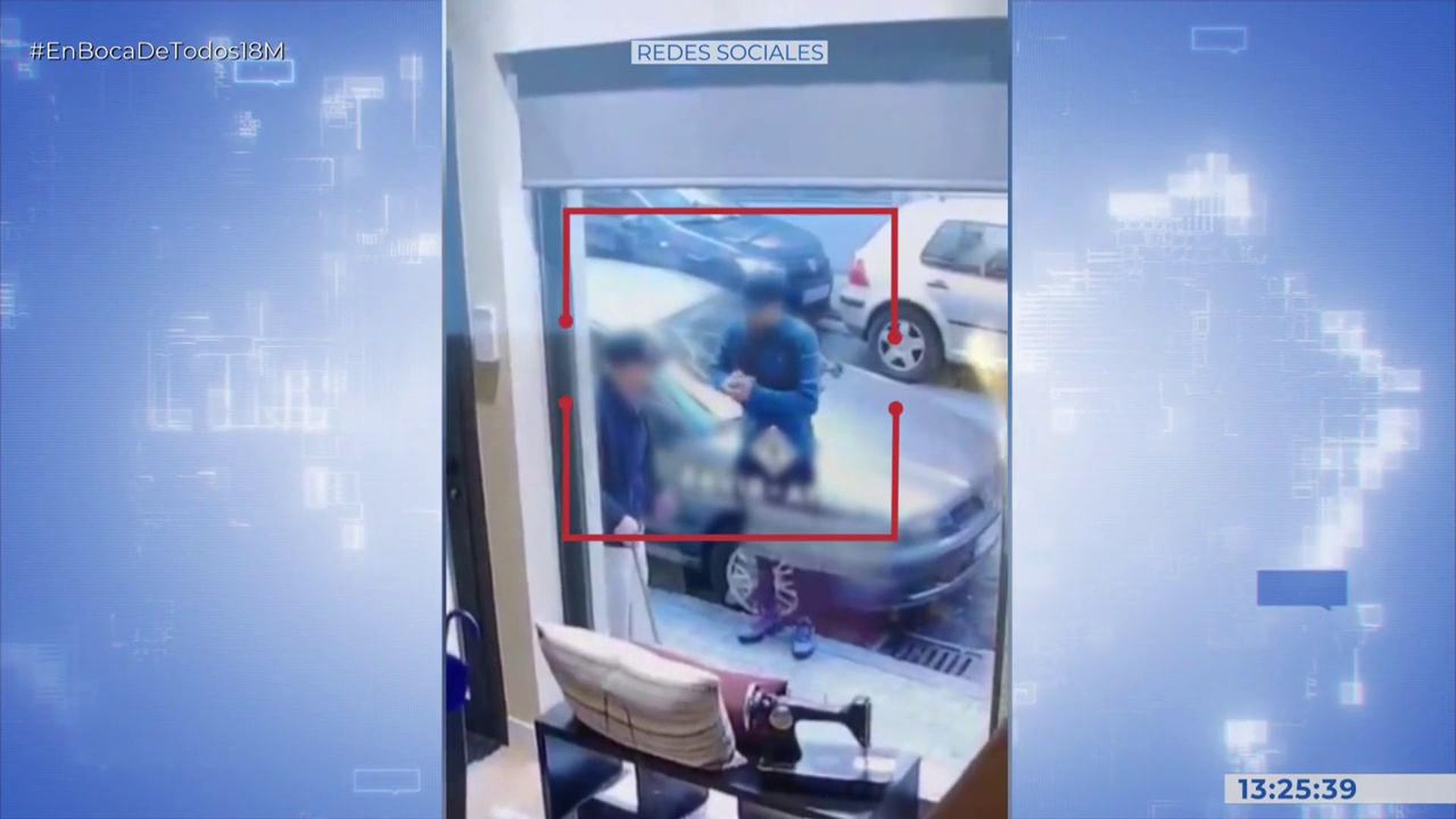 Impactantes imágenes | Atraco a un abuelo con bastón a plena luz del día