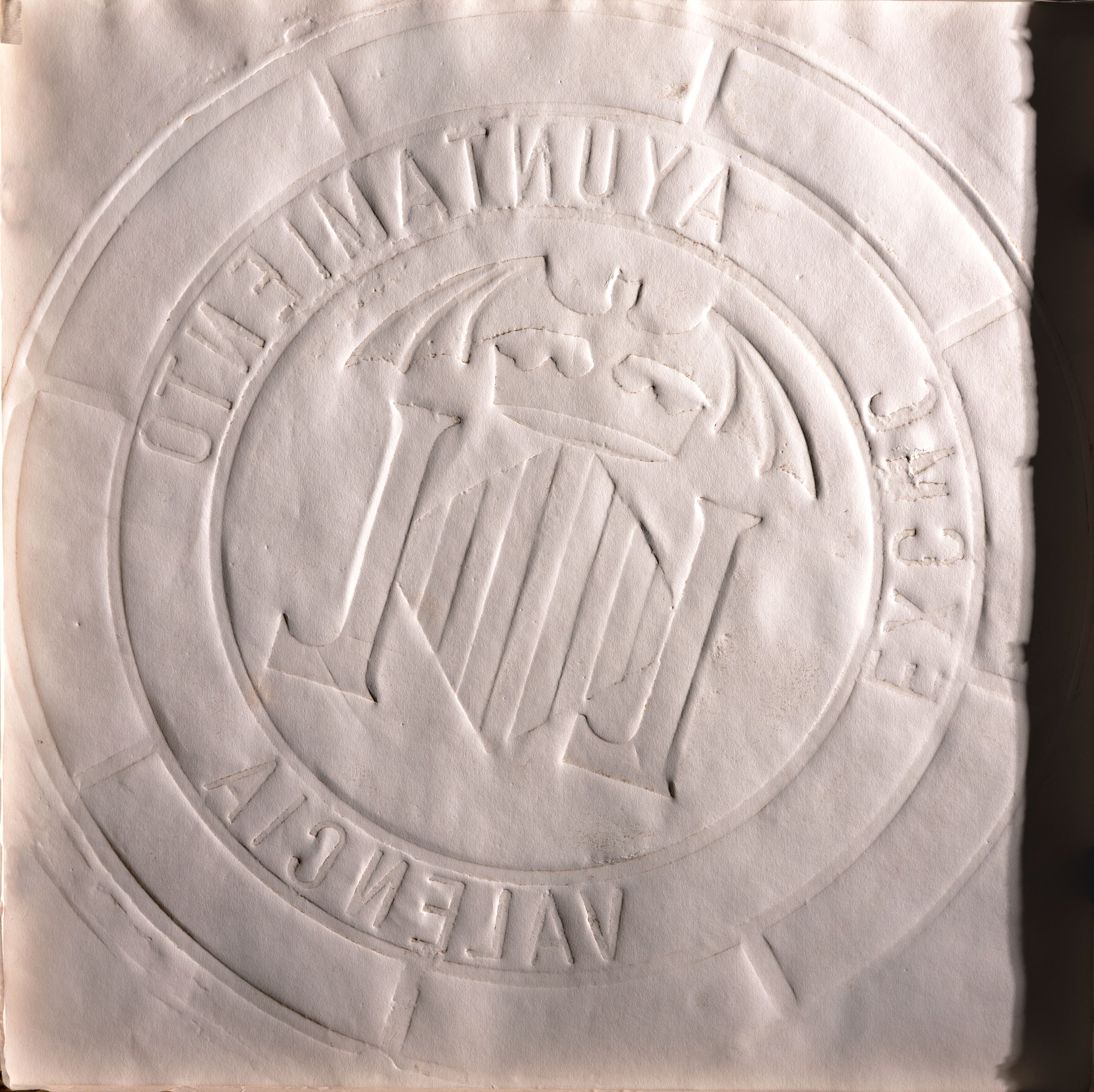 Impresión de una alcantarilla con el escudo de Valencia