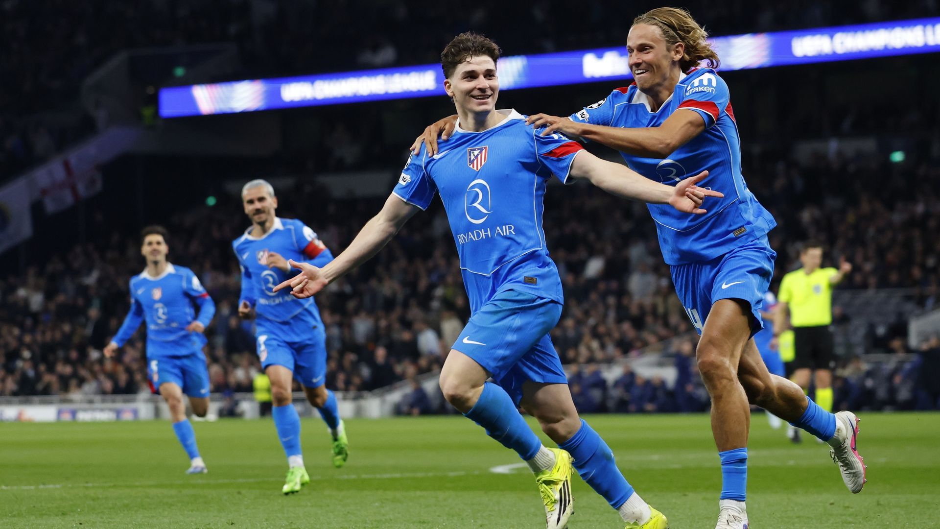 Julián Álvarez celebra el 1-1 ante el Tottenham