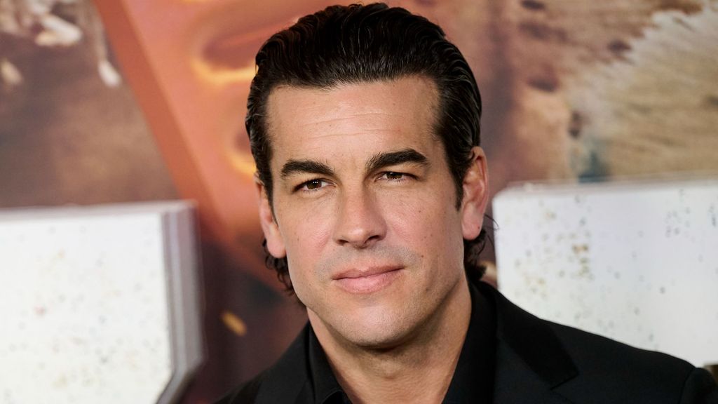 Melyssa Pinto arropa a Mario Casas en el estreno de 'Zeta'