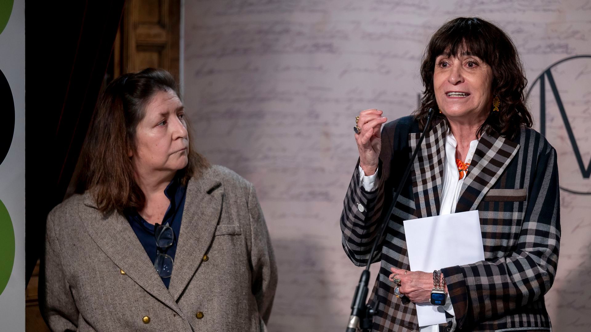 La escritora Rosa Montero junto a la escritora Nuria Dancot