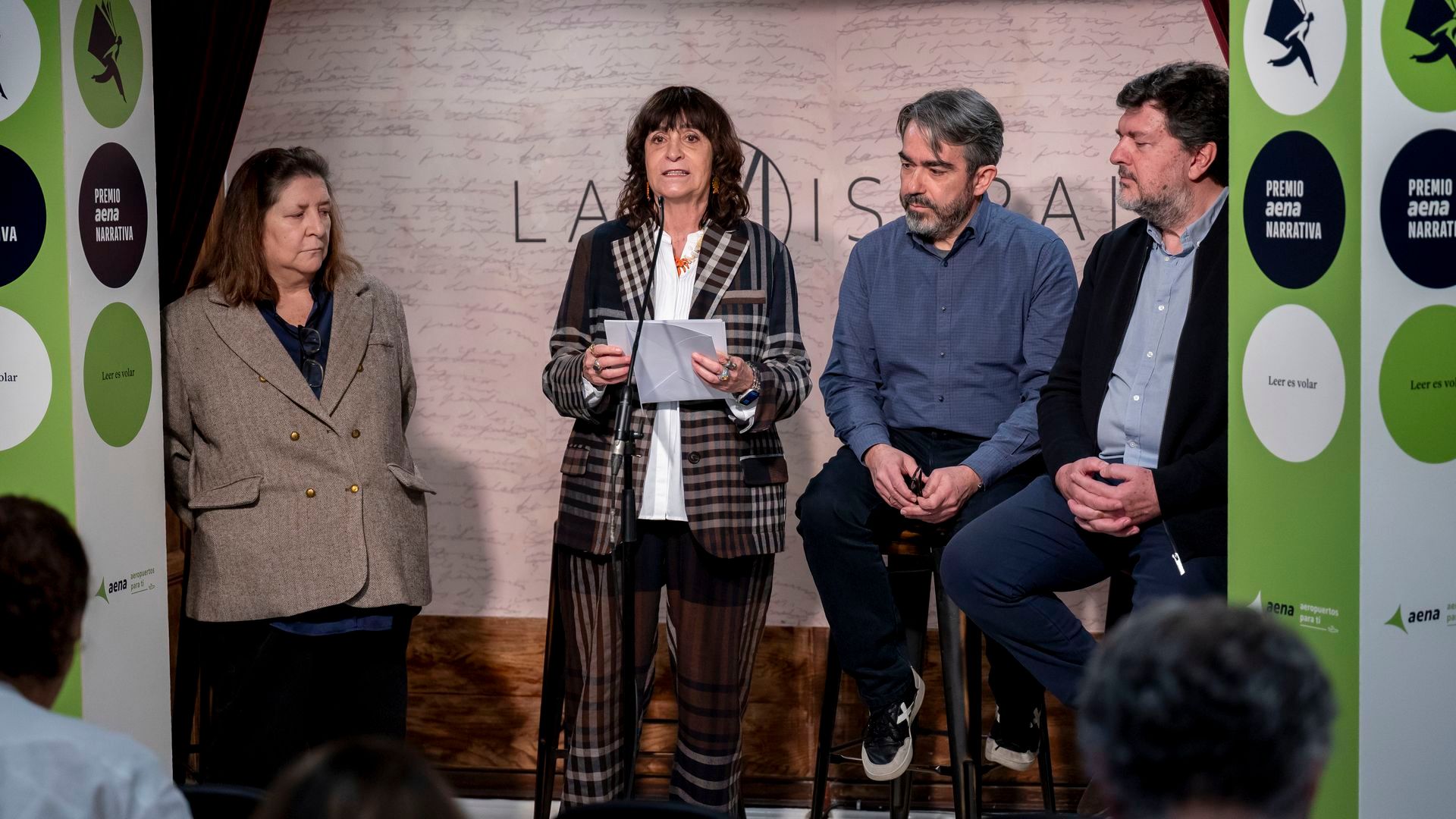 La escritora Rosa Montero, junto a los escritores Nuria Dancot, Jesús García y Antonio Martínez Asensio durante el anuncio de las cinco obras finalistas de la primera edición del Premio Aena de Narrativa Hispanoamerican