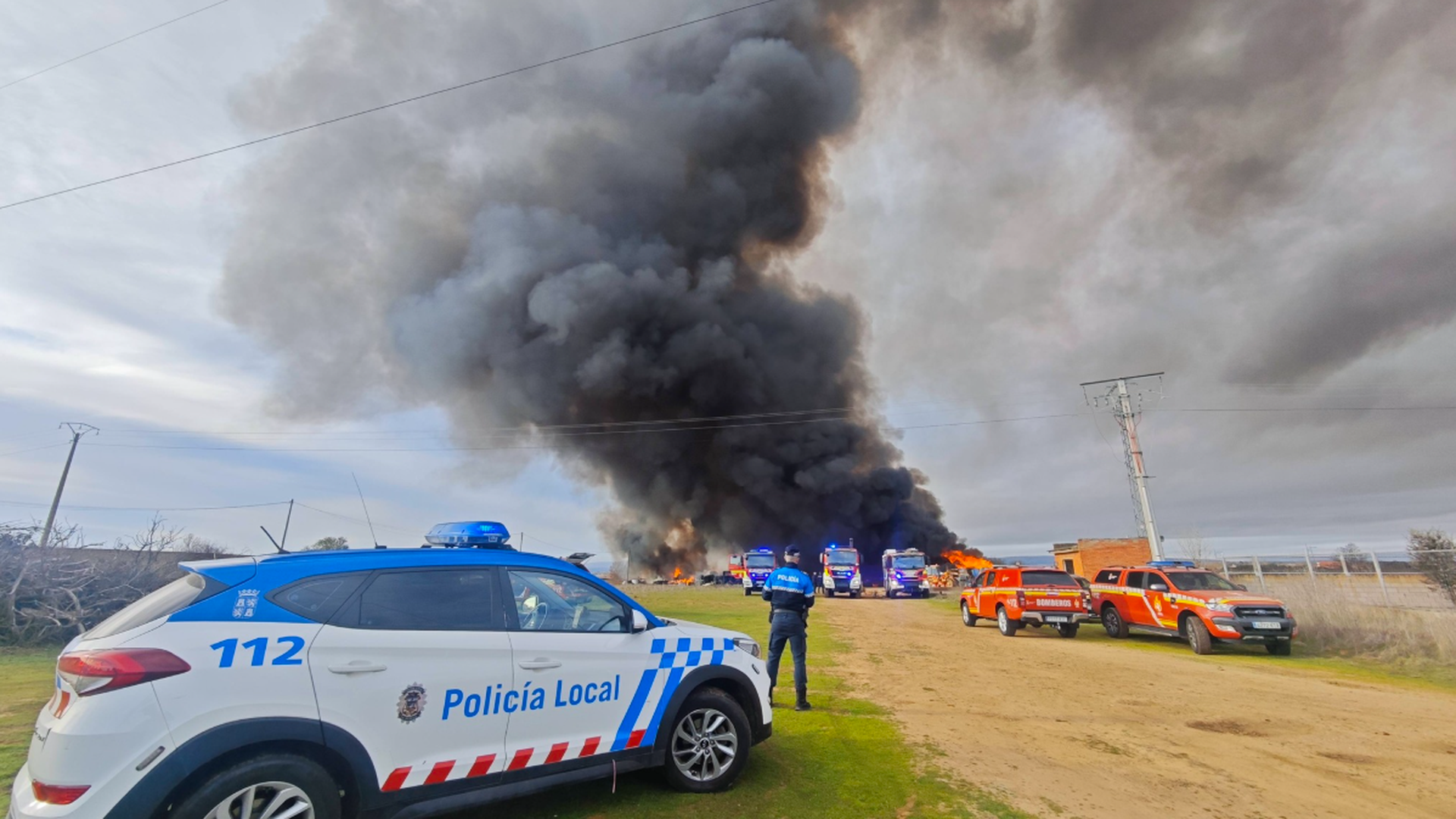 La Policía Local de La Bañeza en el lugar del incendio