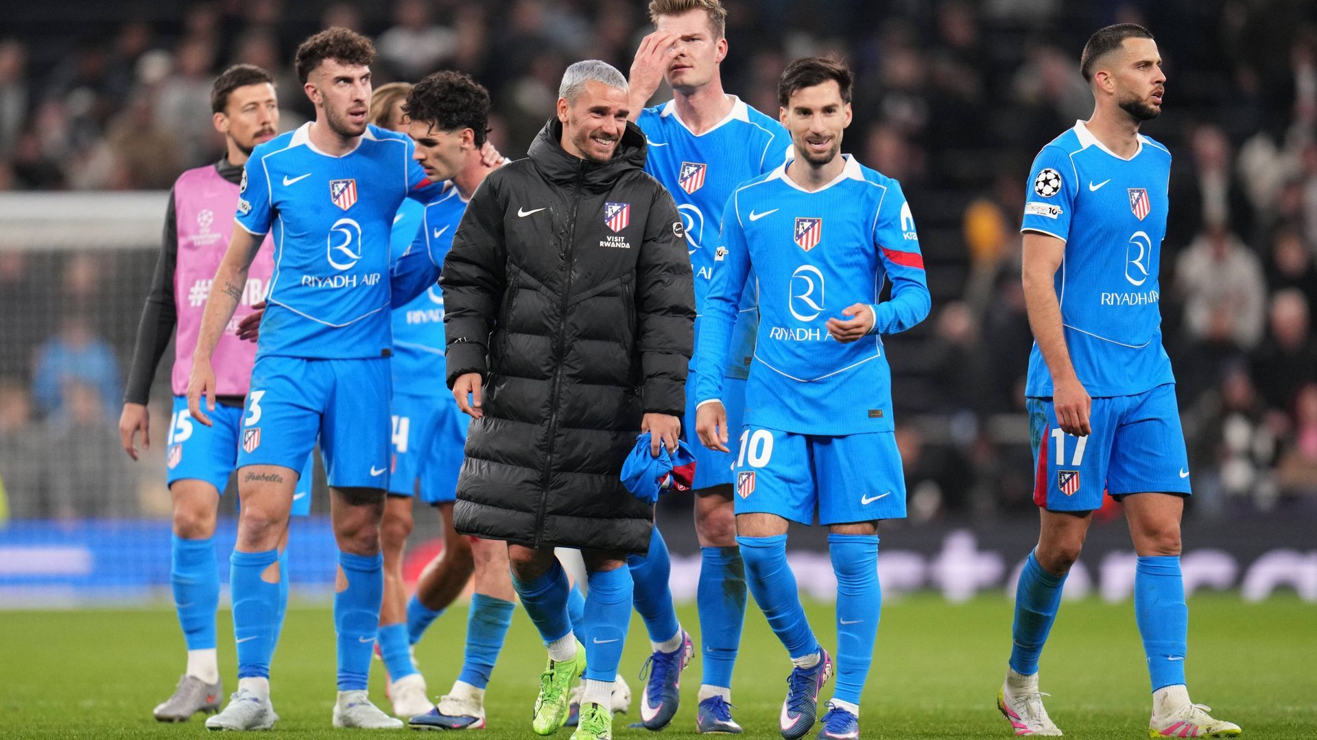 Los jugadores del Atlético de Madrid, tras la clasificación en Champions.