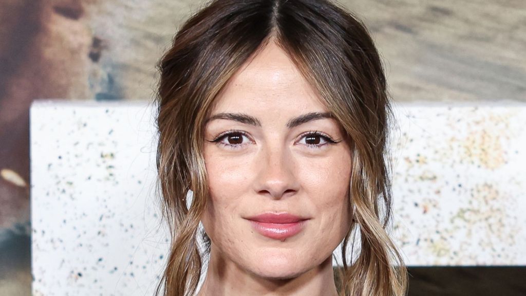 Melyssa Pinto arropa a Mario Casas en el estreno de 'Zeta'