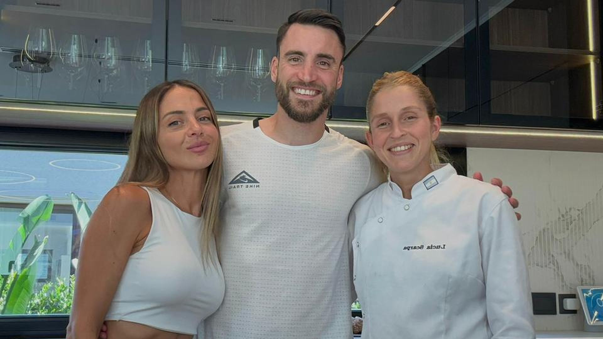 Con el futbolista Nico Tagliafico y Caro Calvagni, su mujer